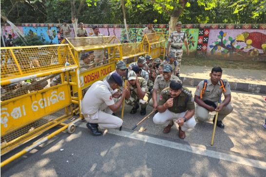 Bees attack youth Congress activists during protest in Bhubaneswar