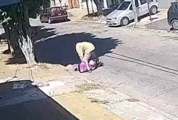 Watch viral video: Robber drags woman, instantly regrets it when brave stranger delivers street justice!