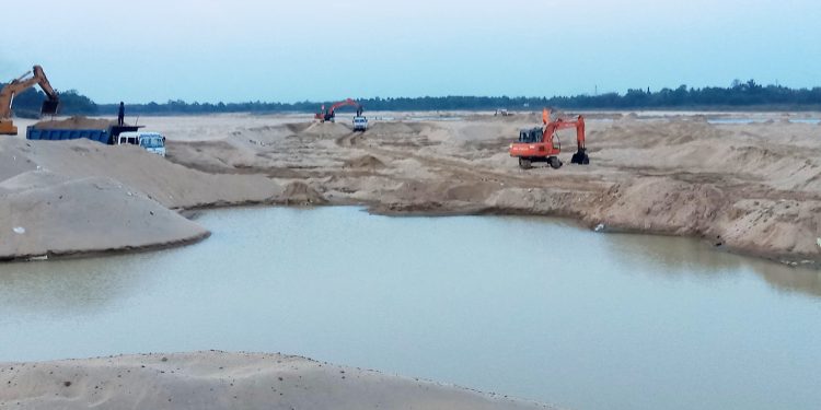 Sand smuggling by Bengal mafia continues unabated