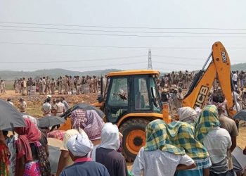 One killed, 19 others injured in clash between police-slum dwellers in Odisha's Sundargarh