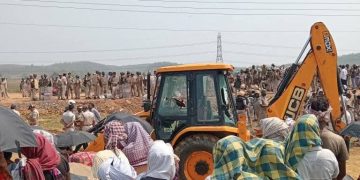 One killed, 19 others injured in clash between police-slum dwellers in Odisha's Sundargarh