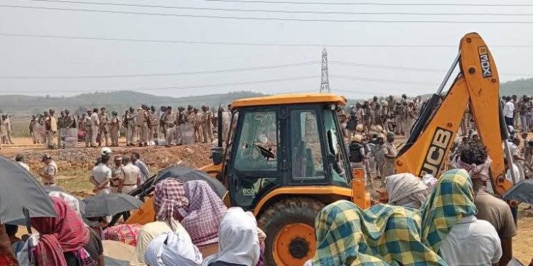 One killed, 19 others injured in clash between police-slum dwellers in Odisha's Sundargarh