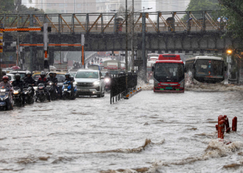 Heavy rain disrupts Mumbai life, IMD issues red alert