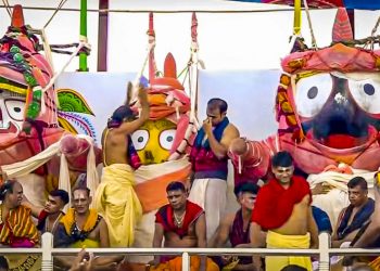 **EDS: THIRD PARTY** In this image released by @MohanMOdisha/X on Wednesday, June 9, 2025, Priests during the ceremonial bathing of Chaturdhamurti-- Lord Jagannath, Balabhadra, Subhadra and Sudarshan-- on the Snana Mandap in Puri, Odisha. (@MohanMOdisha via PTI Photo) (PTI06_11_2025_000049B)