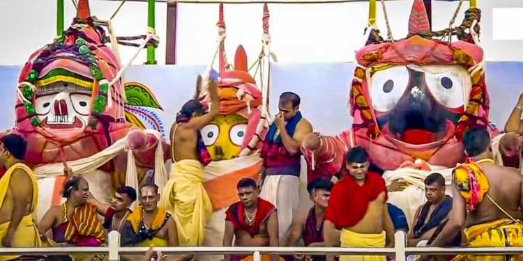 **EDS: THIRD PARTY** In this image released by @MohanMOdisha/X on Wednesday, June 9, 2025, Priests during the ceremonial bathing of Chaturdhamurti-- Lord Jagannath, Balabhadra, Subhadra and Sudarshan-- on the Snana Mandap in Puri, Odisha. (@MohanMOdisha via PTI Photo) (PTI06_11_2025_000049B)