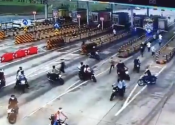viral video Desi gangland attack at toll booth caught on camera