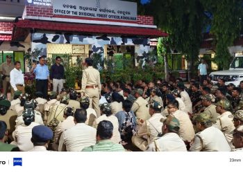 Forest workers stir in front of DFO office demanding arrest of accused