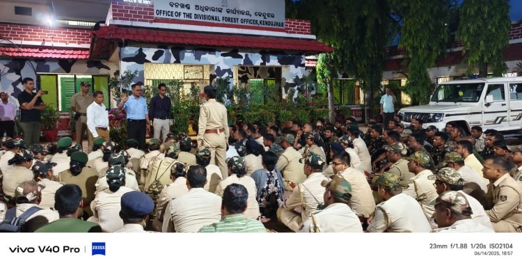 Forest workers stir in front of DFO office demanding arrest of accused