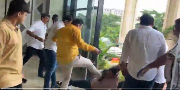OAS officer and Bhubaneswar Municipal Corporation (BMC) Additional Commissioner Ratnakar Sahoo was allegedly dragged from his office and assaulted by a group of miscreants Monday