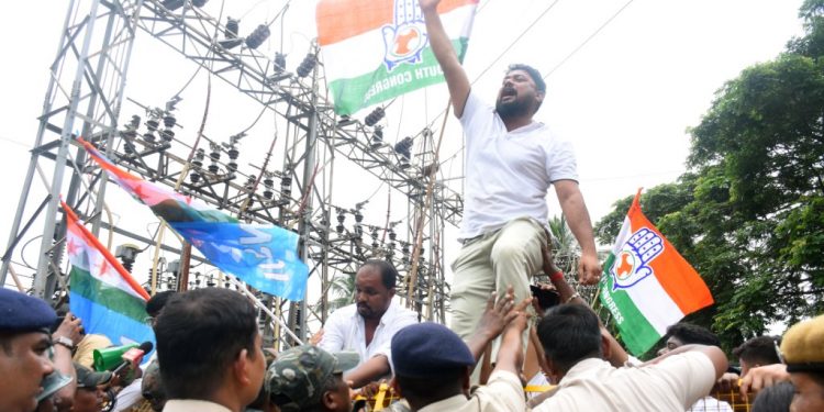 Youth Congress leaders break a barricade to march toward Higher
Education Minister Suryabanshi Suraj’s residence at Unit 6 in City Sunday