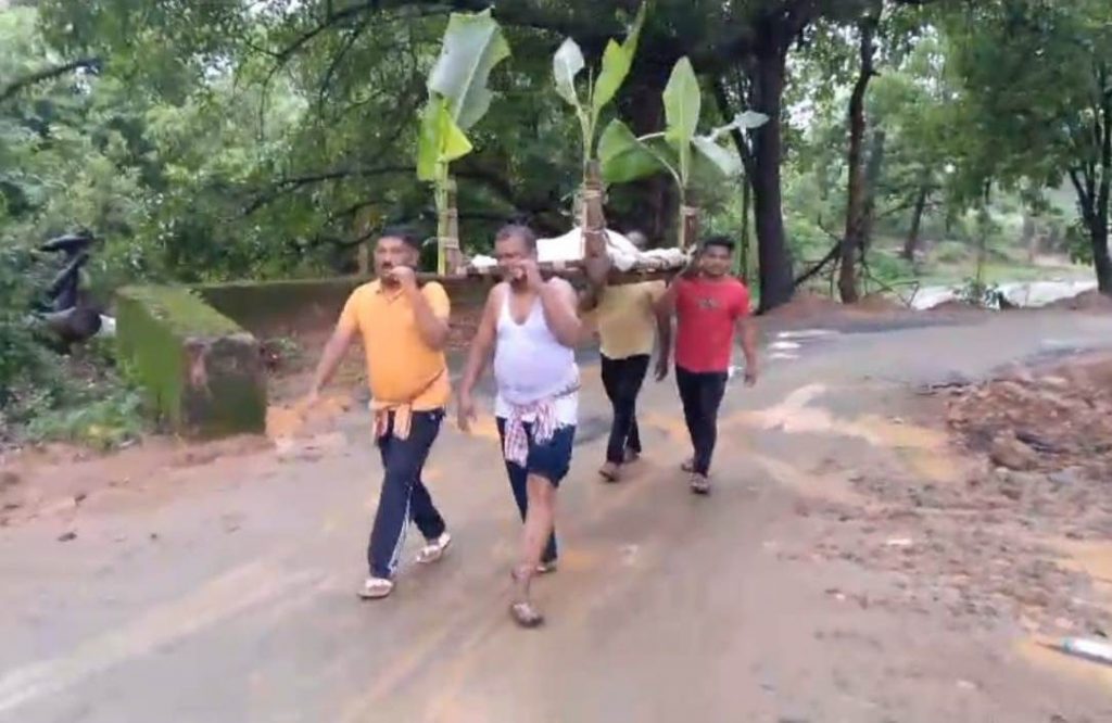 the body of an 80-year-old woman lay untouched for nearly three hours in Jaraikela village under Tileibani block of Odisha’s Deogarh district, after members of her caste community refused to perform her last rites because she had married outside the caste
