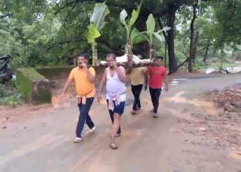 the body of an 80-year-old woman lay untouched for nearly three hours in Jaraikela village under Tileibani block of Odisha’s Deogarh district, after members of her caste community refused to perform her last rites because she had married outside the caste