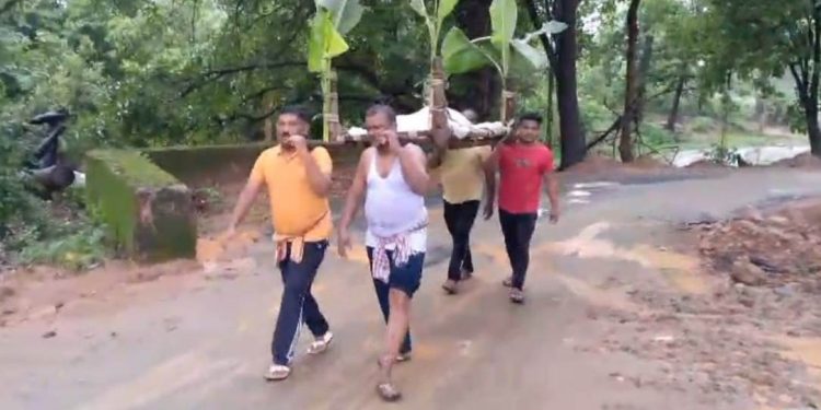 the body of an 80-year-old woman lay untouched for nearly three hours in Jaraikela village under Tileibani block of Odisha’s Deogarh district, after members of her caste community refused to perform her last rites because she had married outside the caste