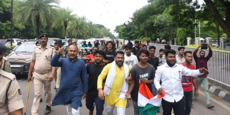 Members of Naba Nirman Yuva Chhatra Sangathan stage a protest
outside Deputy CM Pravati Parida’s residence demanding her
resignation over FM College female student’s self-immolation bid