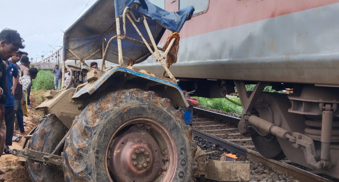 Train hits tractor in Odisha's Puri