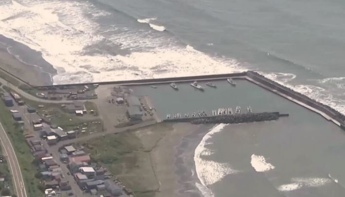8.8-magnitude earthquake sends small tsunami into coasts of Russia, Japan, Alaska