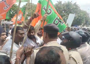BJP-Cong workers