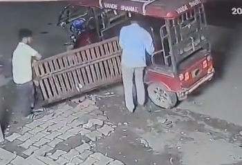 Watch viral drain drama: Ghaziabad thieves steal grate, fumble while fleeing in e-rickshaw