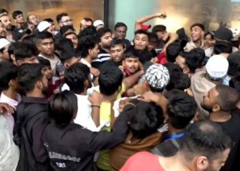 Customers queue up for new iphone 17, scuffle erupts before opening of Apple store