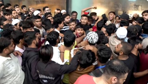 Customers queue up for new iphone 17, scuffle erupts before opening of Apple store