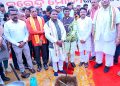 : Chief Minister Mohan Charan Majhi, along with Forest, Environment and Climate Change Minister Ganesh Ram Singhkhuntia and
other dignitaries, plants a sapling as part of a state-level plantation drive (Ek Ped Maa Ke Naam) to mark PM Modi’s 75th birthday at Ekamra College in
Bhubaneswar, Wednesday. About 1.5 crore saplings were planted across the state in 12 hours creating a world record.