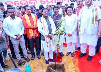 : Chief Minister Mohan Charan Majhi, along with Forest, Environment and Climate Change Minister Ganesh Ram Singhkhuntia and
other dignitaries, plants a sapling as part of a state-level plantation drive (Ek Ped Maa Ke Naam) to mark PM Modi’s 75th birthday at Ekamra College in
Bhubaneswar, Wednesday. About 1.5 crore saplings were planted across the state in 12 hours creating a world record.
