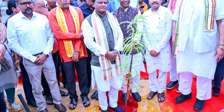 : Chief Minister Mohan Charan Majhi, along with Forest, Environment and Climate Change Minister Ganesh Ram Singhkhuntia and
other dignitaries, plants a sapling as part of a state-level plantation drive (Ek Ped Maa Ke Naam) to mark PM Modi’s 75th birthday at Ekamra College in
Bhubaneswar, Wednesday. About 1.5 crore saplings were planted across the state in 12 hours creating a world record.