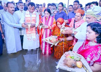 Odisha CM takes part in Chhath Puja celebrations with devotees