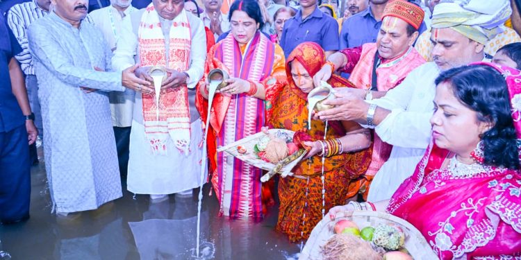 Odisha CM takes part in Chhath Puja celebrations with devotees