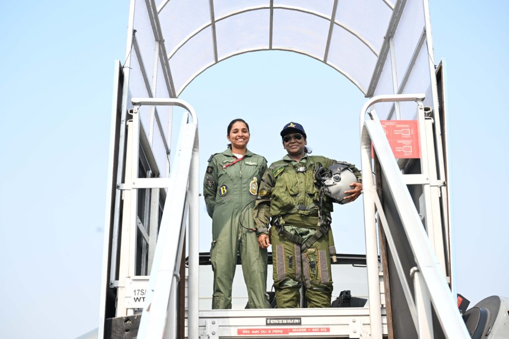 President Murmu poses with Rafale's first woman pilot