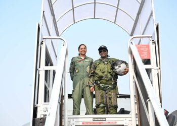 President Murmu poses with Rafale's first woman pilot