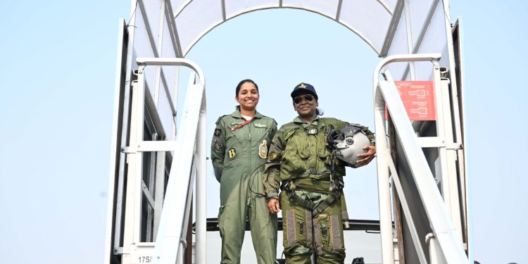 President Murmu poses with Rafale's first woman pilot