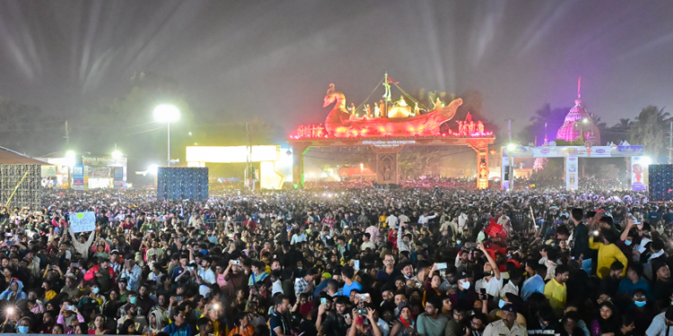 Stampede-like situation at Cuttack’s Bali Jatra during Shreya Ghoshal concert; two injured