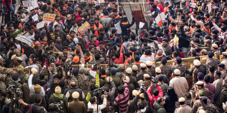 VHP, Bajrang Dal demonstrators breach barricades near Bangladesh mission