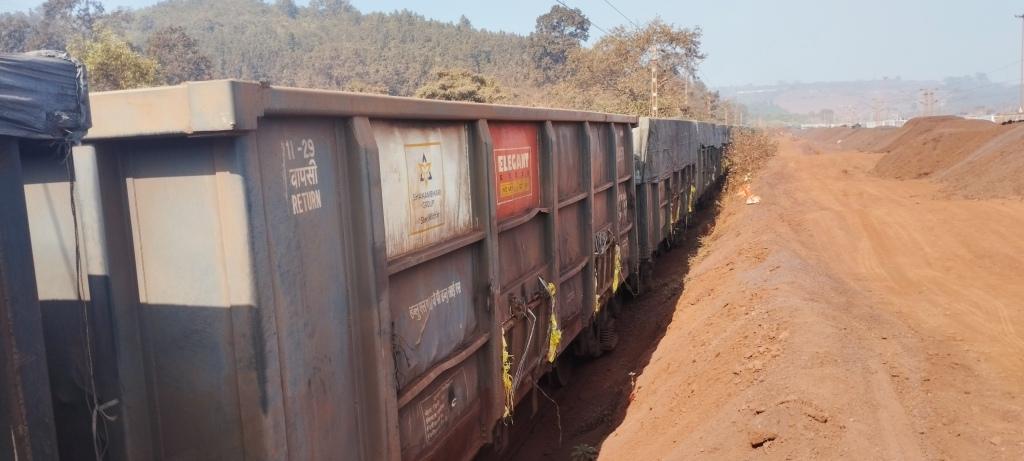 Unsafe mineral transport alleged at railway siding
