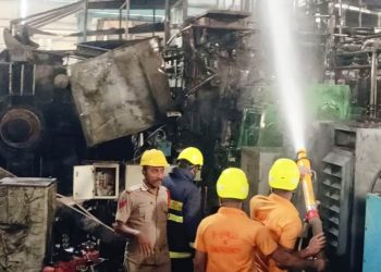 Fire breaks out at Rimjhim Ispat plant Dhenkanal: A massive fire broke out at Rimjhim Ispat Limited near Meramandali in Odapada block of this district Wednesday afternoon, causing extensive damage to properties worth crores of rupees. No casualties were reported, Fire Services officials said. The blaze erupted at around 12:50pm at Unit No- 3 of the factory while coil rewinding work was underway. Preliminary reports said the flames started after turbine oil suddenly caught fi re, leading to the rapid spread of the fi re. Fire-fighting teams from Hindol Road, Rasol, Khajuriakata and Banarpal stations rushed to the spot. Fire tenders from Tata Steel, Meramandali and GMR Kamalanga Energy were also deployed. It took nearly two hours for the fi re tenders to control the blaze, said Dhenkanal district fi re officer Prashant Kumar Dhala. Fire service sources said machinery and materials worth more than Rs 1 crore were suspected to have been destroyed and an inquiry has been launched. The incident triggered panic among residents in nearby areas. More than 200 workers were reportedly present inside the factory at the time. Meanwhile, reliable sources claimed the company allegedly lacked a valid fi re safety certifi cate, a matter that remains under investigation. PNN