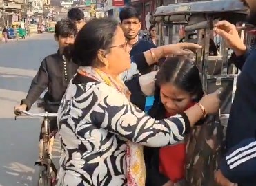 Parenting horror in public: Watch how mother treats daughter in broad daylight