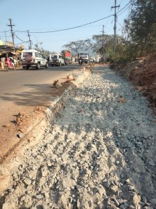A road project in NH-26 causes delays and inconvenience for the people of Semiliguda, who are bearing the consequences.
