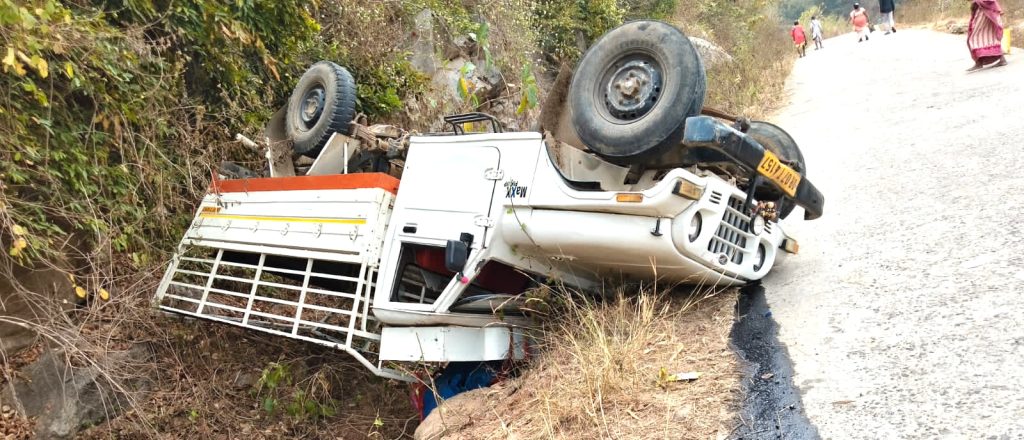 12 hurt as pickup van turns turtle