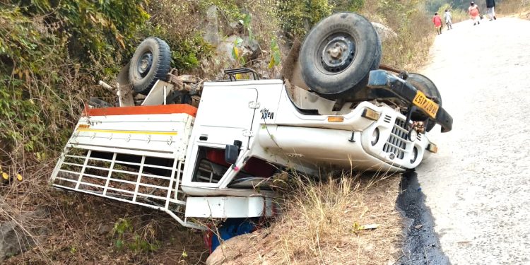 12 hurt as pickup van turns turtle