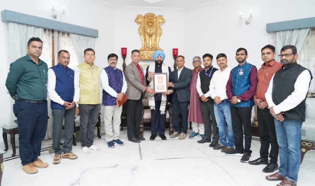 Guv Gurmit Singh with delegates