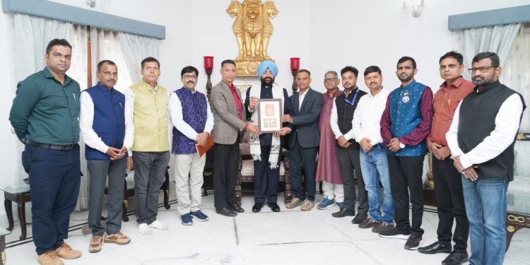 Guv Gurmit Singh with delegates