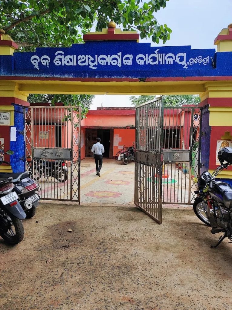 Female teacher thrashes HM with shoes over misbehaviour