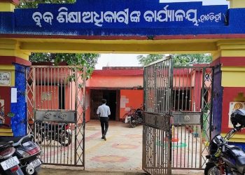 Female teacher thrashes HM with shoes over misbehaviour