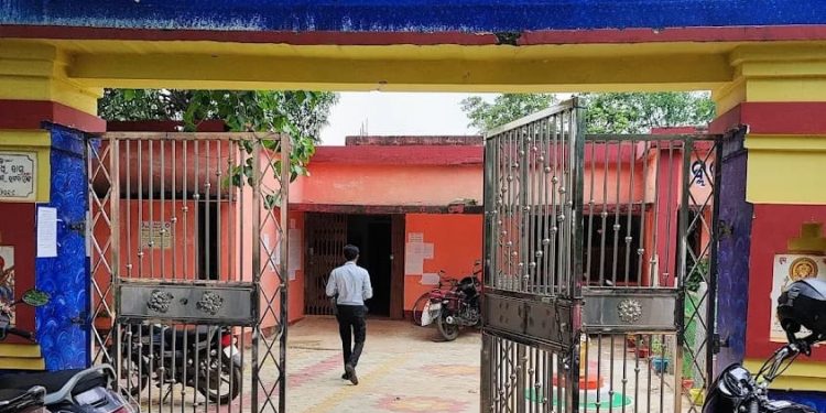 Female teacher thrashes HM with shoes over misbehaviour