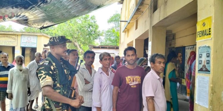 Odisha villagers cast vote in WB polls