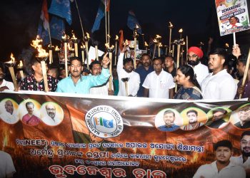 NEET paper leak NSUI protests before Pradhan's home demanding resignation