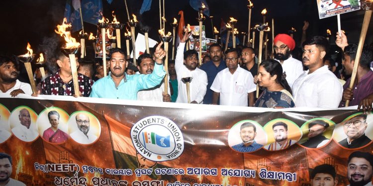 NEET paper leak NSUI protests before Pradhan's home demanding resignation