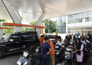 Fuel queues stretch across Odisha amid panic buying, govt denies shortage