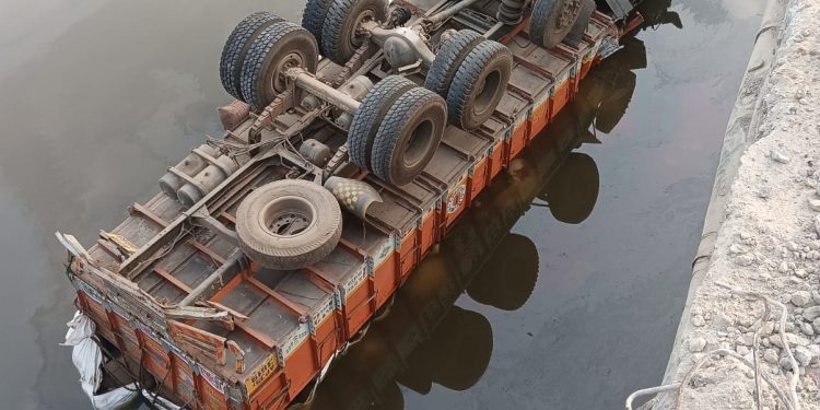 Rice-laden truck plunges into river